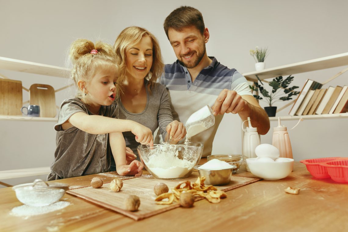 A preparação das bolachas em família.