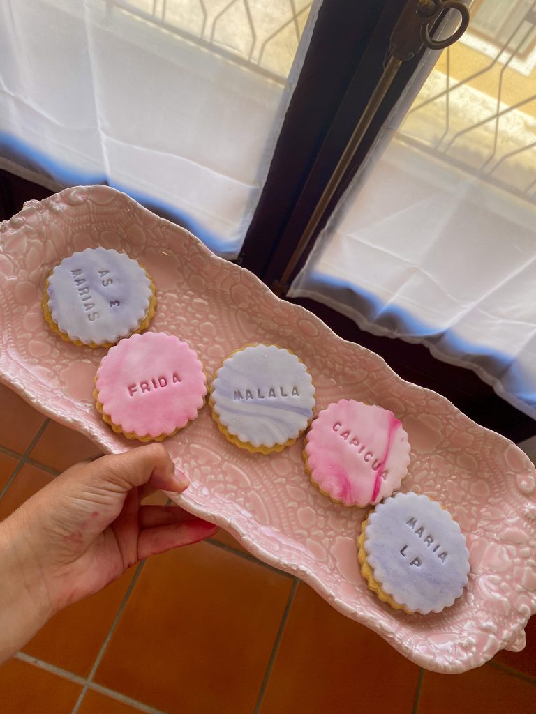 Bolachas com pasta de açucar.